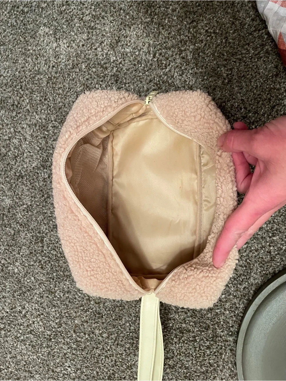 BABE original cosmetic toiletry travel bag case. Cream Teddy Sherpa material